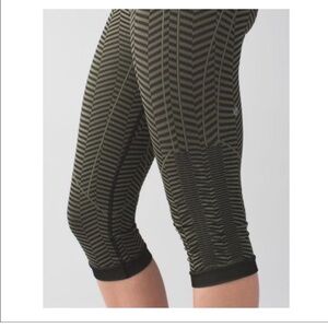 Lululemon Ebb to street cropped legging yoga 16” black sage green Size 2 Perfect